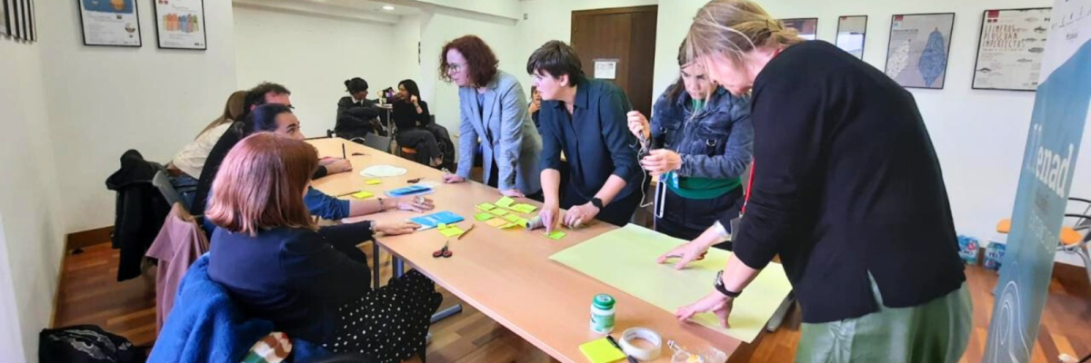 Un grupo de participantes durante una sesión de codiseño.