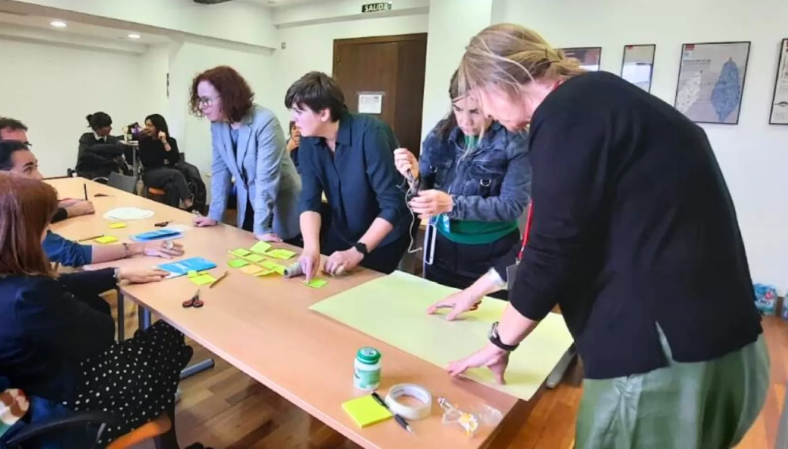 Un grupo de participantes durante una sesión de codiseño.
